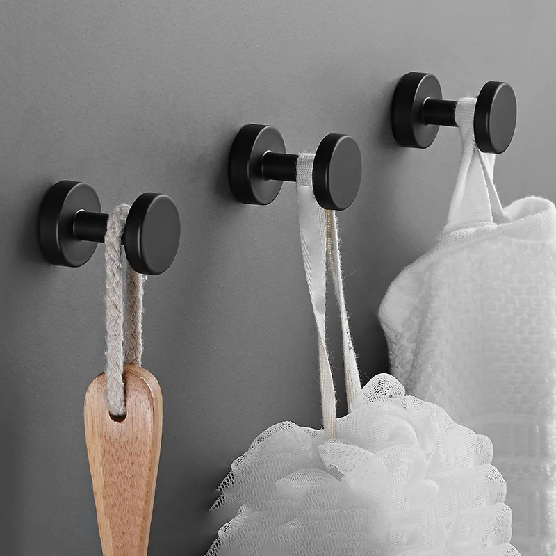 Juego de accesorios de baño moderno de 5 piezas, ganchos para batas en blanco y negro mate Clearhalo
