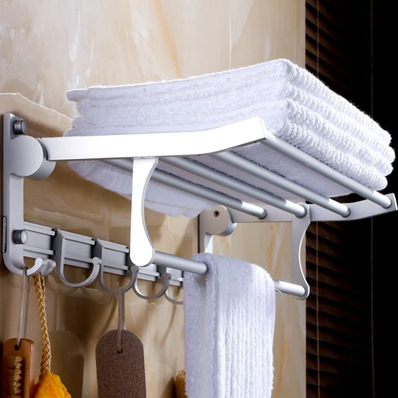 Juego de accesorios de baño moderno plateado con estante para baño/toallero y ganchos para bata Clearhalo