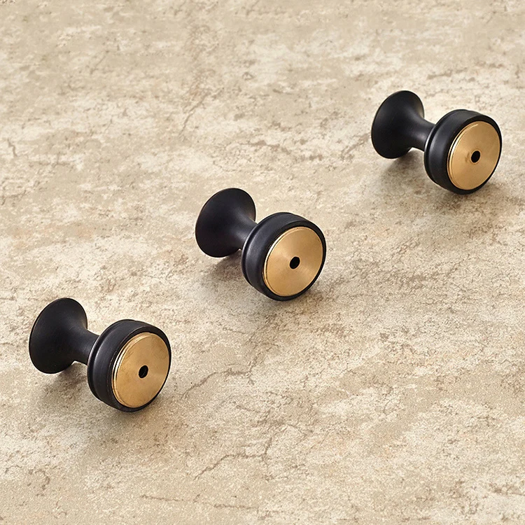 Juego de accesorios de baño tradicional de 5 piezas, ganchos para batas de latón cepillado Clearhalo