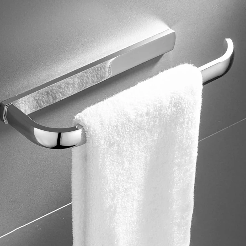 Juego de baño plateado contemporáneo con estante para baño y toallero Clearhalo