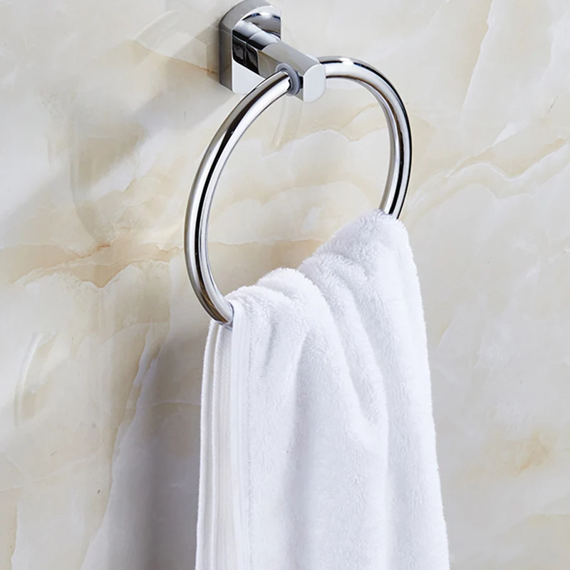 Juego de herrajes para accesorios de baño contemporáneos en metal plateado Clearhalo