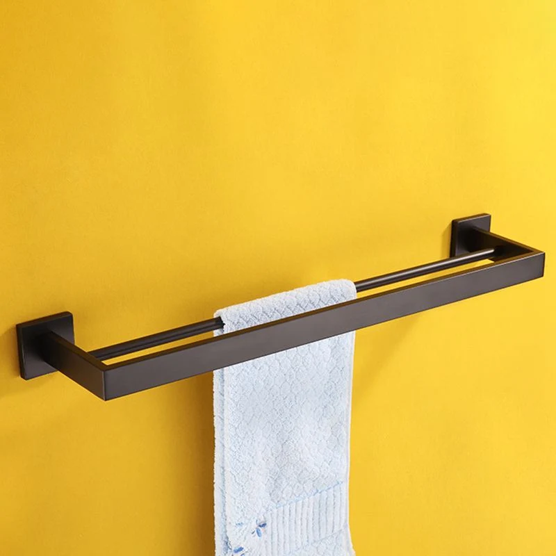 Kit de accesorios de baño negro contemporáneo de metal con aro para toalla Clearhalo