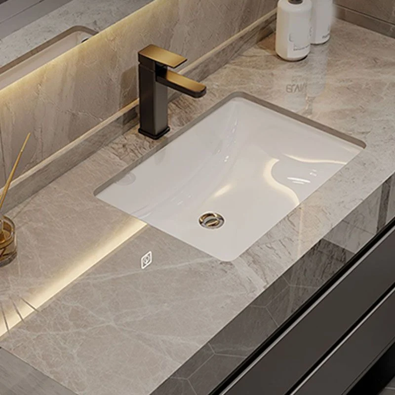 Tocador de baño moderno estándar montado en la pared gris con puerta de cierre suave Clearhalo