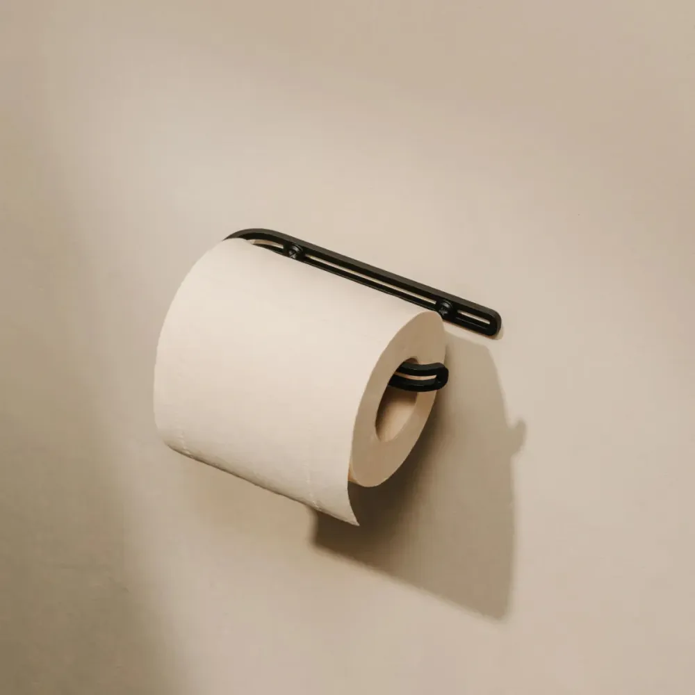 Portarrollos Sofia – porta papel higiénico minimalista de pared Negro Kaimok Design