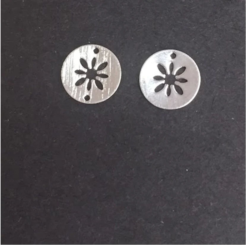 FP106 Figura Calada Colgante o Conector Diseño Flor Central Figura Baño Plata La Otra Tienda Joyas
