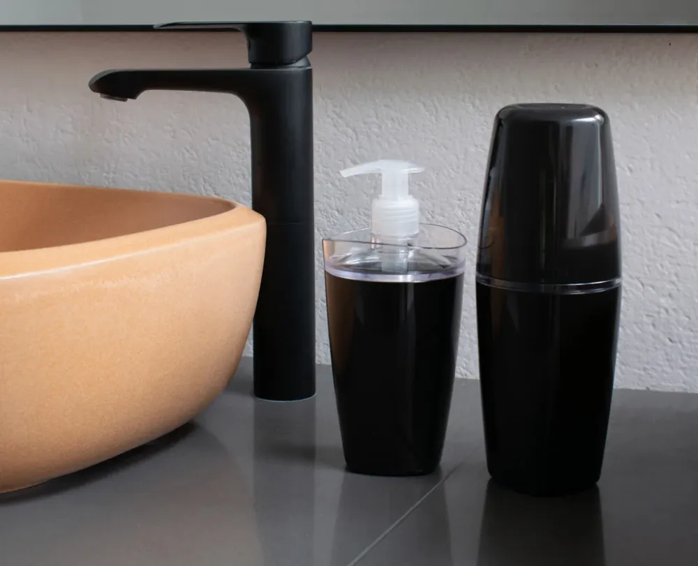 Kit accesorios para baño color negro: portacepillos y jabonera liquido Madehome