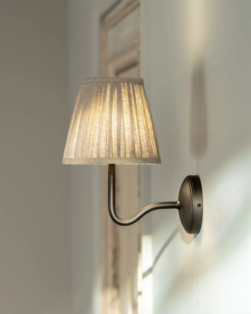 Malvern Applique da parete media plissettata arena naturale - Bronzo