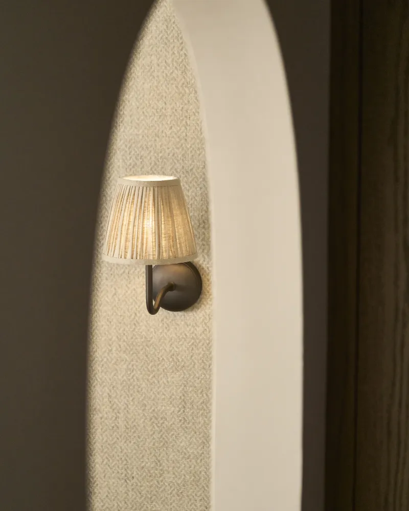 Malvern Applique da parete media plissettata arena naturale - Bronzo
