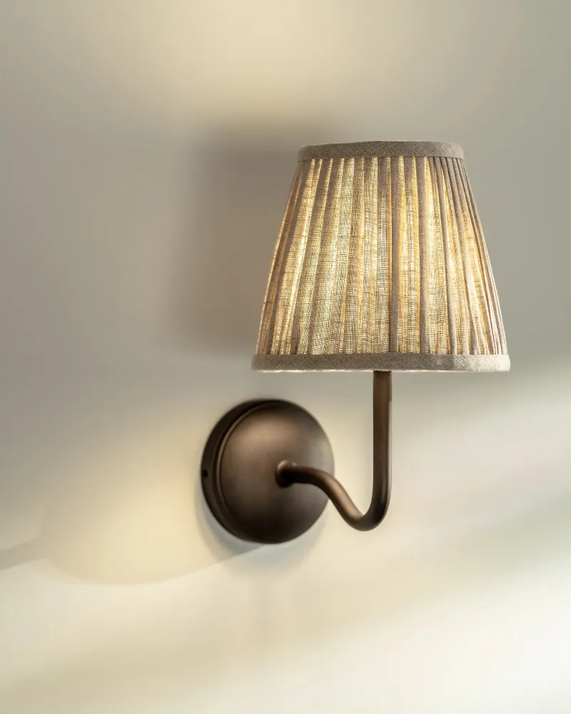 Malvern Applique da parete media plissettata arena naturale - Bronzo