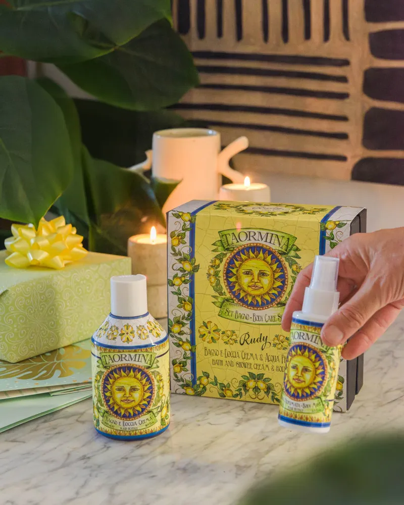 Caja regalo con Espuma de Baño y Ducha 250 mL + Agua Perfumada 100 mLLe Maioliche di RudyLínea Taormin...