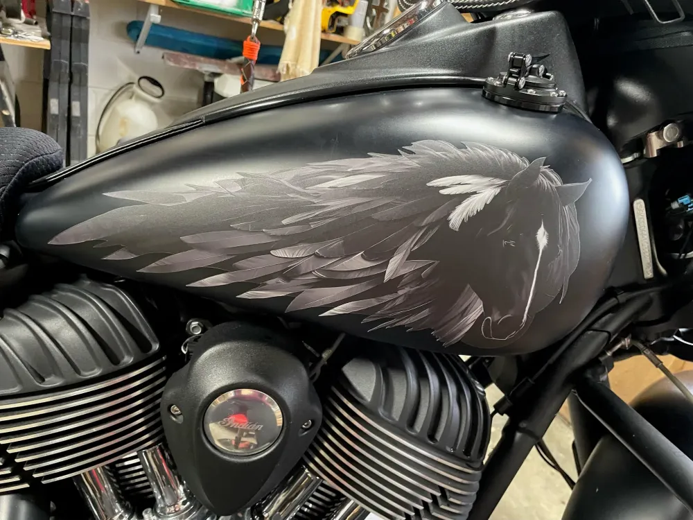 Dark Horse-2023 - Calcomaní estándar para tanque en blanco y negro