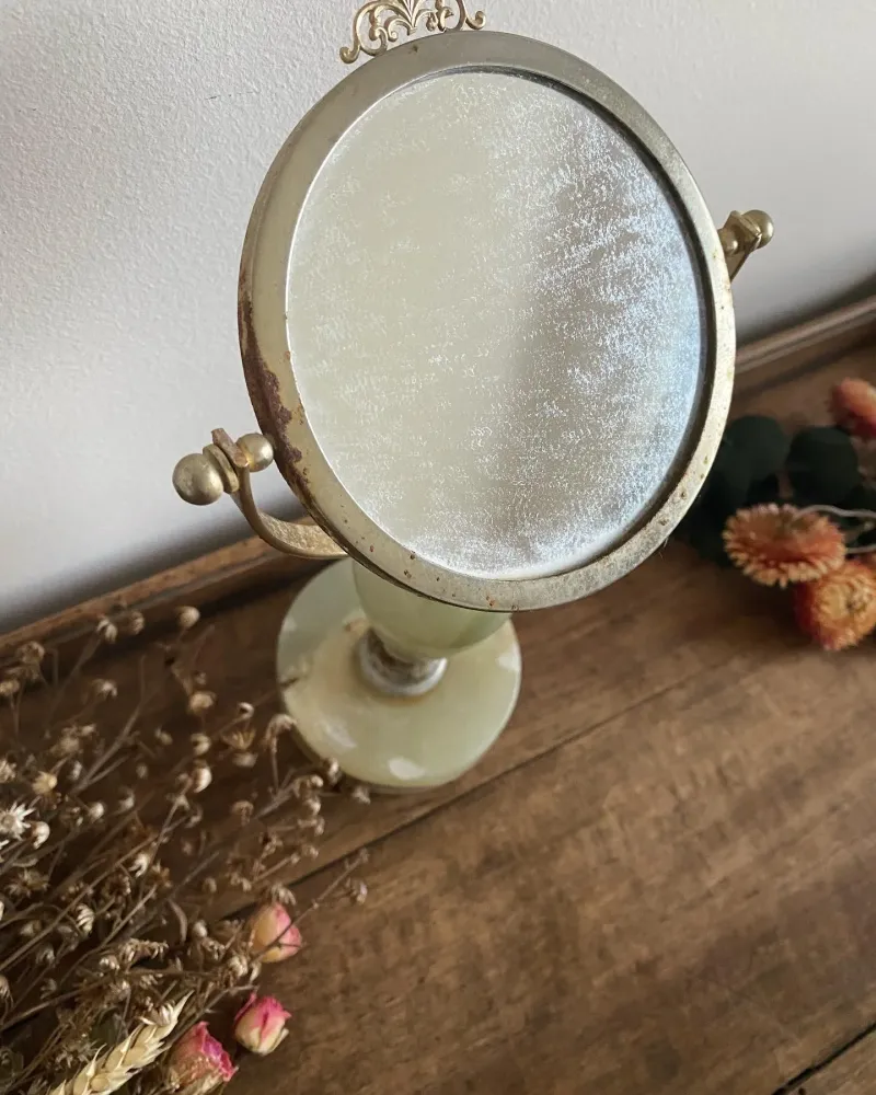 Miroir de toilette en albâtre onyx sur pied avec armature dorée con Ventosa