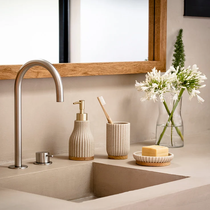 Portacepillos de baño reciente de madera y resina beige