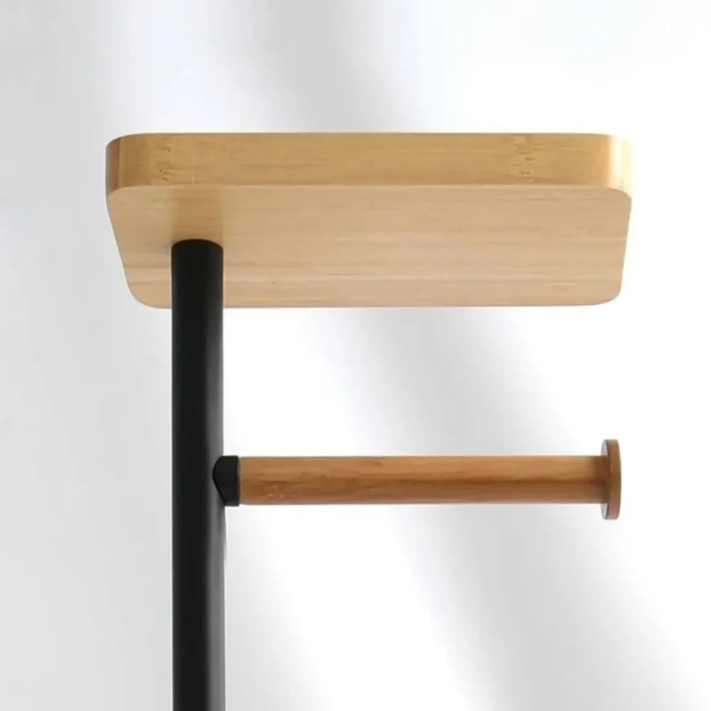 Piantana da bagno con Porta rotolo igienico modello Teiki colore nero opaco e bambù