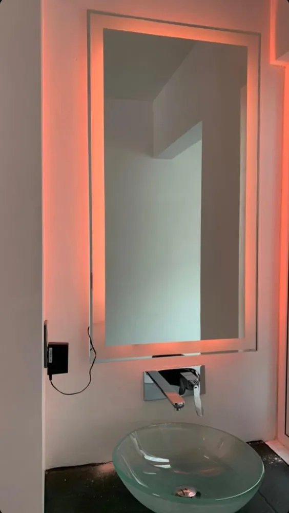 Espejo para baño con iluminación led. para Viaje