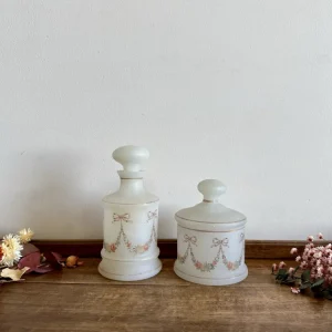 Flacons de salle de bain en opaline blanche années 1950. en Blanco Brillante