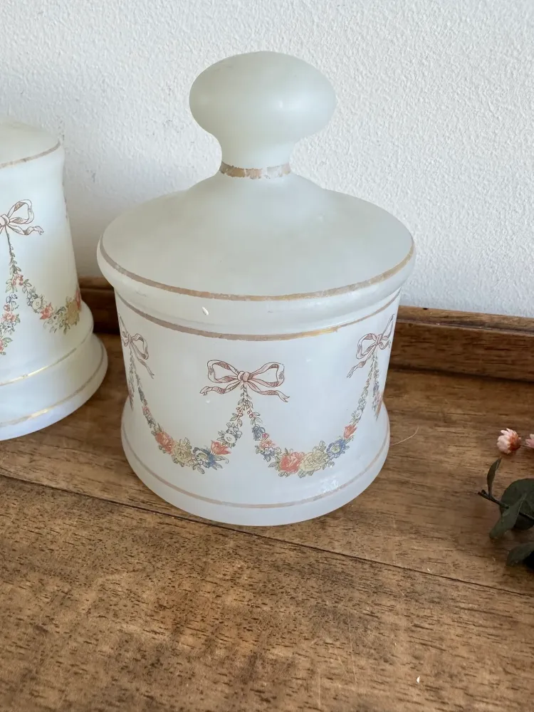Flacons de salle de bain en opaline blanche années 1950. en Blanco Brillante