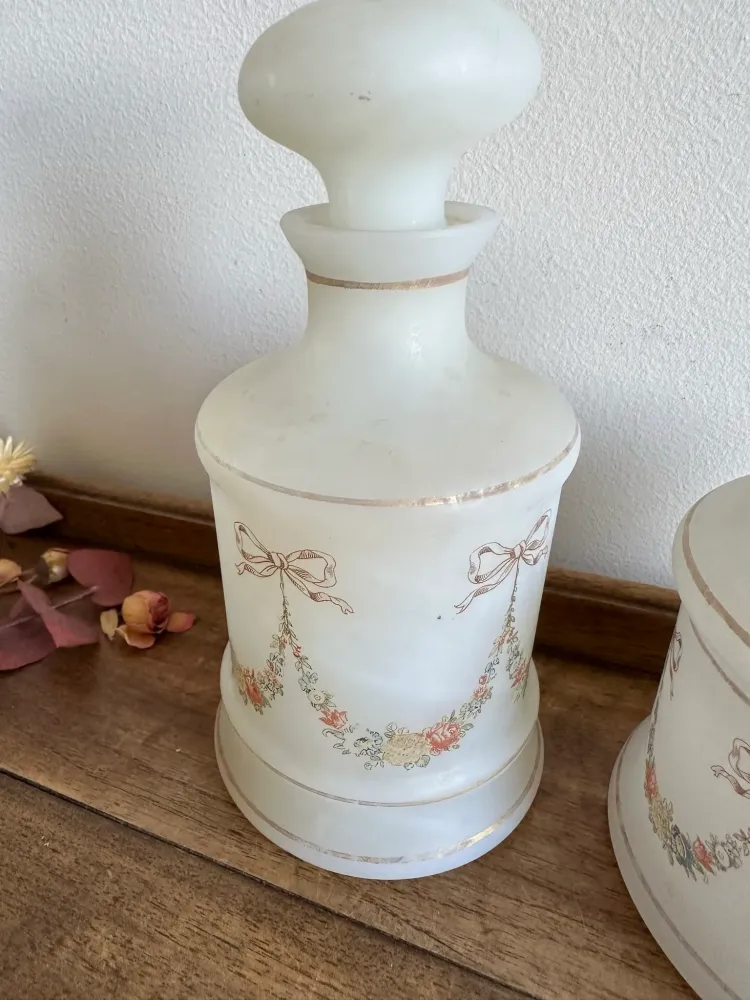 Flacons de salle de bain en opaline blanche années 1950. en Blanco Brillante
