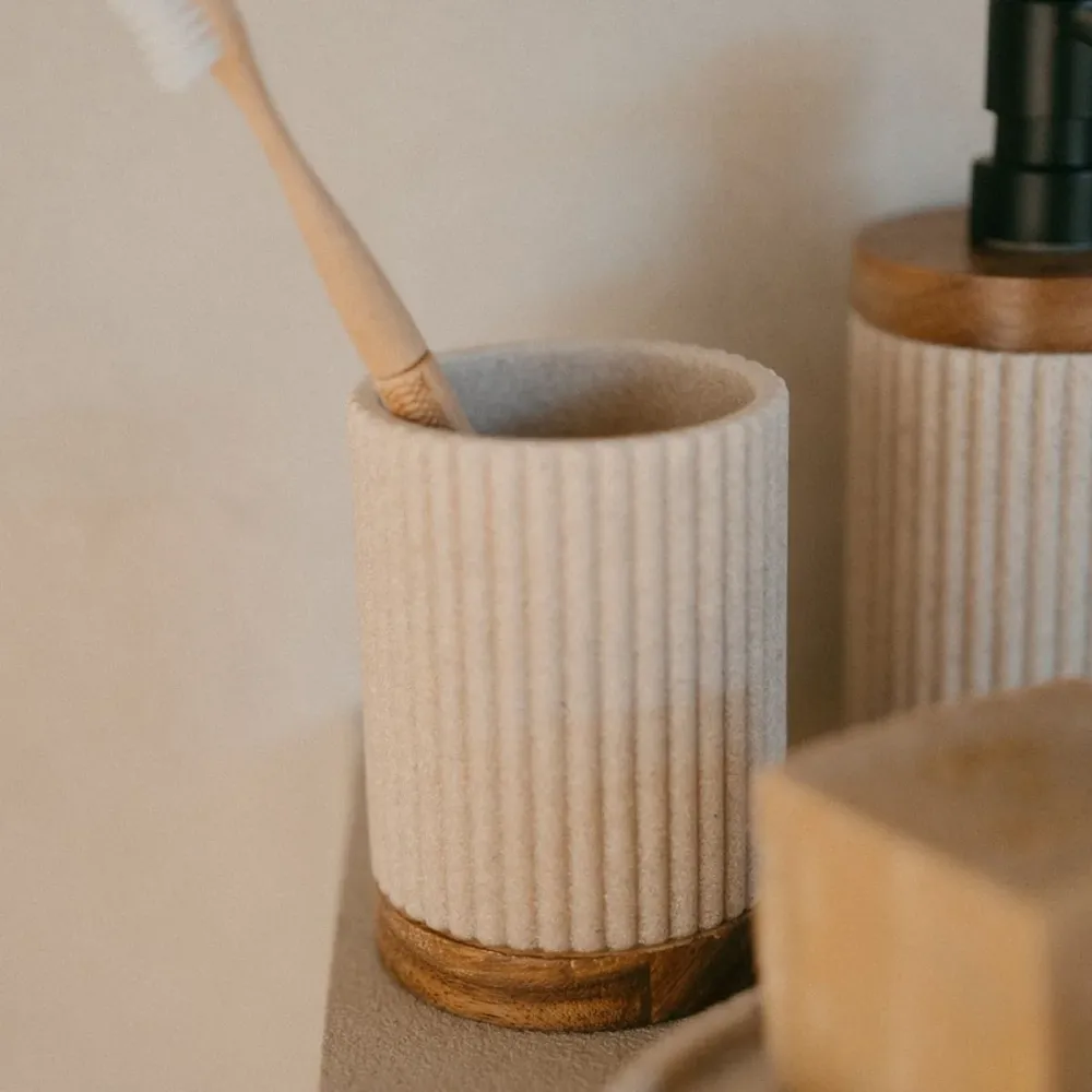 Portacepillos de baño de madera y resina marfil