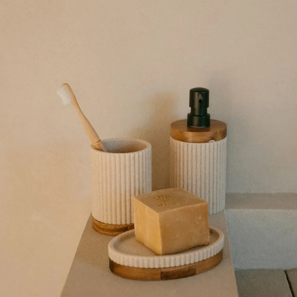 Portacepillos de baño de madera y resina marfil
