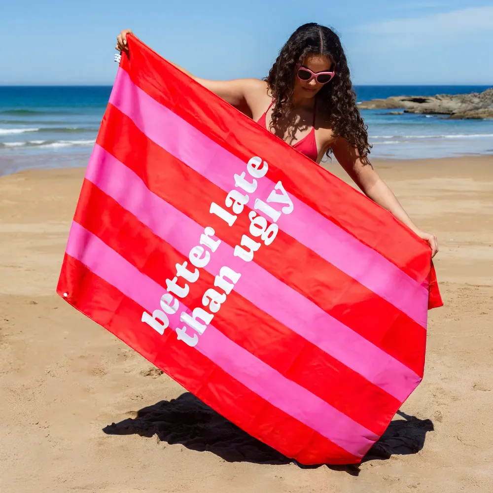 Toalla playa "better late than ugly" rosa y rojo (Certificado de Calidad)