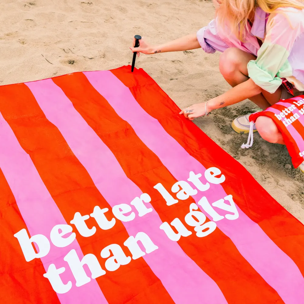 Toalla playa "better late than ugly" rosa y rojo (Certificado de Calidad)